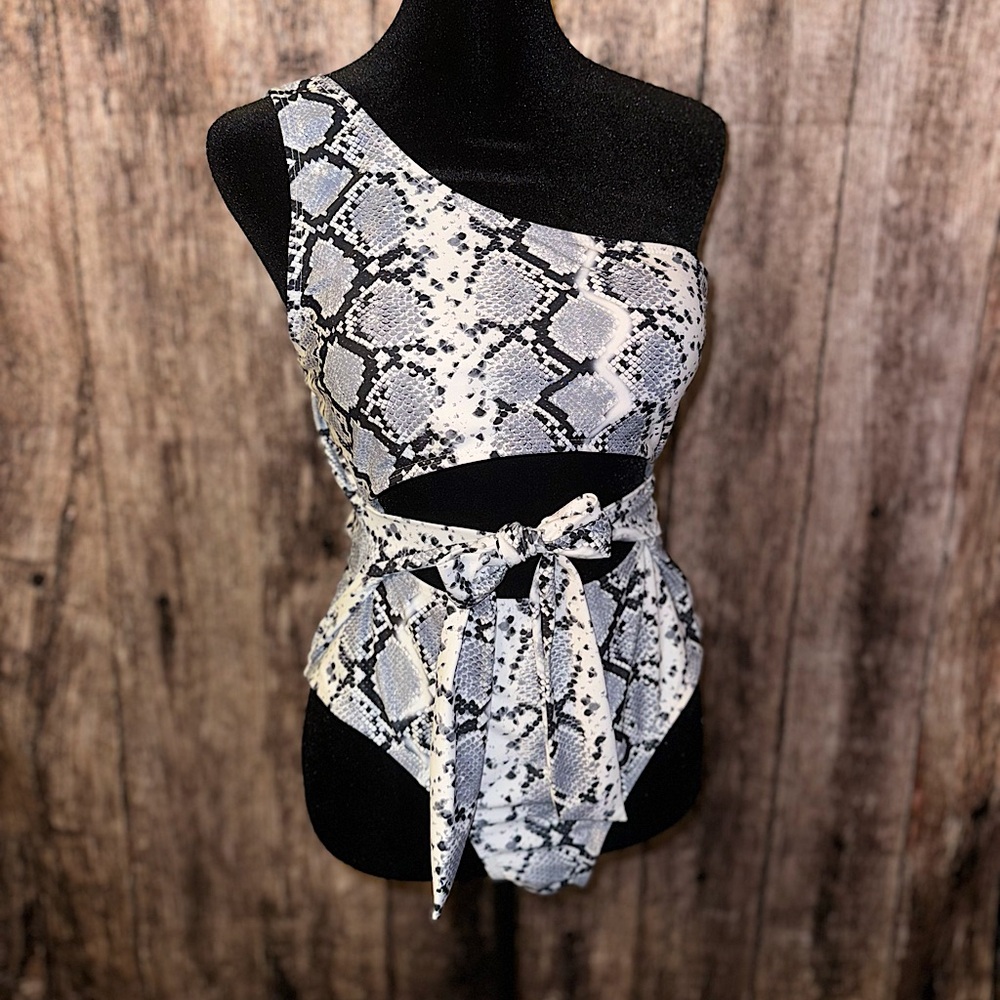 🐍 snakeprint bathing suit